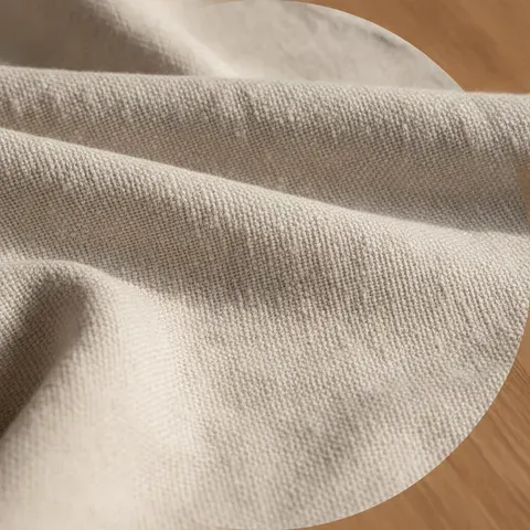 Permukaan meja samping dengan finishing kayu gelap yang halus.