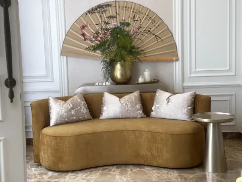 Tumpukan bantal sofa dengan desain terlaris yang elegan.