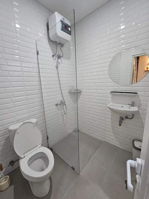 Full bathroom 2